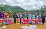 Hội LHPN Điện Biên thăm hỏi, tặng quà hội viên xã Phình Giàng bị thiệt hại nặng do mưa lũ