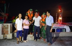 Bộ đội Biên phòng Ninh Bình bàn giao ngư dân gặp nạn trên biển về với gia đình 