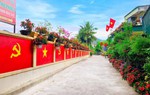 Đôi vợ chồng trẻ biến bờ tường cũ thành "con đường cờ" rực đỏ 