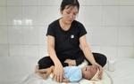 Vừa cưới được 2 ngày thì sinh con bệnh tật, người mẹ cầu cứu mong giữ mạng sống cho con