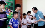 Thanh Hóa: 100 trẻ khuyết tật, mồ côi được tặng quà trước thềm năm học mới