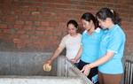 Hội LHPN xã Ea Knốp trao mô hình sinh kế giúp phụ nữ khó khăn