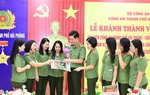 Phụ nữ Công an Hải Phòng giới thiệu, trao tặng số báo đặc biệt Phụ nữ Việt Nam 