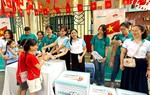 Hà Nội: Cán bộ Hội phục vụ nước uống, phát áo mưa cho nhân dân xem tổng luyện diễu binh, diễu hành 2/9