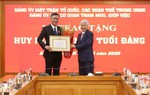 Trao Huy hiệu 30 năm tuổi Đảng cho Phó Bí thư Đảng ủy MTTQ, các đoàn thể Trung ương Trần Thắng