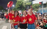 Đường phố Hà Nội rực đỏ cờ hoa chào đón đoàn diễu binh, diễu hành đi qua