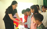 Hội LHPN tỉnh Tuyên Quang thăm, tặng quà phụ nữ khó khăn, trẻ mồ côi