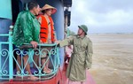 Kịp thời giải cứu 5 ngư dân giữa dòng lũ dữ trên sông Lam
