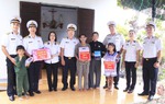 Lữ đoàn 162 tặng quà, động viên con đỡ đầu vào năm học mới