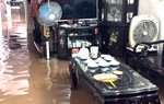 Bán căn hộ chung cư mua nhà trong ngõ, vợ chồng bì bõm tát nước cả đêm