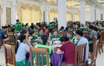 Bữa cơm nghĩa tình dành cho hàng trăm công nhân vệ sinh sau bão số 5