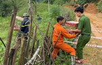 Vận chuyển lương thực cứu trợ hàng trăm hộ dân ở Thanh Hóa bị cô lập sau bão số 5