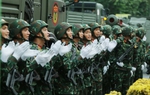 Chiến sĩ Khối pháo binh - tên lửa cùng người dân cất cao tiếng hát "Việt Nam, Hồ Chí Minh"