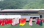 Phụ nữ Cát Thịnh đồng diễn dân vũ trong Ngày hội lớn của dân tộc