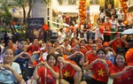 "Biển người" trắng đêm đội mưa chờ xem Tổng duyệt diễu binh, diễu hành