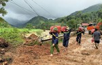 Vượt núi, băng rừng vận chuyển lương thực hỗ trợ 520 hộ dân ở Thanh Hóa bị cô lập 