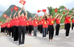 Phụ nữ xã Thượng Bằng La đồng diễn dân vũ chào mừng Quốc khánh 2/9
