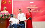 Nhạc sĩ Phạm Tuyên trao tặng ca khúc "Như có Bác trong ngày đại thắng" cho Báo Nhân Dân