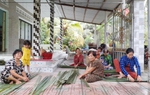 Độc đáo mô hình giỏ rác từ lá dừa nước 
