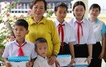 Khánh Hòa: Phụ nữ và trẻ mồ côi được tặng Báo Phụ nữ Việt Nam