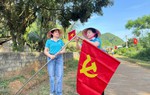 Đường làng rợp sắc cờ hoa nhờ bàn tay phụ nữ Minh Hợp