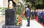 Chủ tịch nước Lương Cường đặt vòng hoa tại tượng Bác Hồ ở Luanda