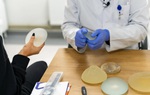 10 năm qua, hơn 14.000 phụ nữ Hà Lan đã tháo bỏ túi độn ngực do lo ngại mất an toàn