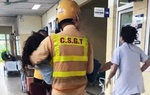 Cảnh sát giao thông Hà Nội kịp thời mở đường đưa người phụ nữ lên cơn co giật đi cấp cứu