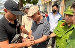 Cầm tuýp sắt đuổi đánh người sau va chạm giao thông