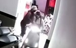 Người phụ nữ bị sàm sỡ, cướp túi xách ngay trong sân chung cư mini