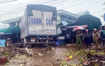 Xe tải mất phanh lao vào chợ khiến 12 người thương vong 