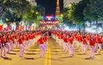 Phụ nữ Cao Bằng "nhuộm đỏ" phố đi bộ trong đêm Quốc khánh 2/9