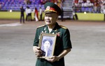 Cảm động cựu chiến binh mang di ảnh mẹ đến thăm Lăng Bác Hồ