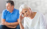 Ban ngày tôi gồng mình làm việc, tối về lại khóc thầm vì khủng hoảng hôn nhân tuổi trung niên