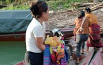 Cán bộ Hội thành "bà đỡ" cho sản phụ trên thuyền ở hồ thủy điện Bản Vẽ