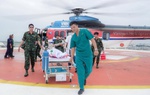 Trực thăng xuyên đêm đưa bệnh nhân bị chấn thương nặng về đất liền điều trị