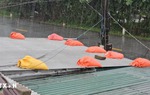 Huế: 75 ngôi nhà bị tốc mái, yêu cầu người dân hạn chế ra đường