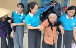 Hội viên, phụ nữ Thanh Hóa phối hợp với cán bộ, chiến sĩ hỗ trợ người dân ứng phó bão số 10
