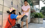 Phụ nữ làm shipper: Gánh mưu sinh trên từng chuyến xe