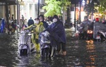 Hà Nội chìm trong biển nước, phố phường tê liệt, người dân vật lộn nhiều giờ vẫn chưa về đến nhà