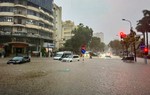 Cận cảnh người Hà Nội chật vật 'bơi' trên phố trong cơn mưa lớn kéo dài chiều nay, 30/9