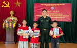 Trao tặng 38 suất quà động viên học sinh nghèo trước thềm năm học mới 