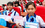 Phụ nữ đồng hành cùng em đến trường