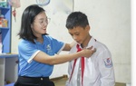Cậu bé mồ côi nhặt ve chai phụ ông bà, trở lại lớp học nhờ sự chở che của mẹ đỡ đầu
