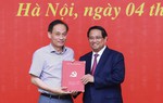 Thủ tướng trao Quyết định điều động, bổ nhiệm 8 lãnh đạo các bộ, cơ quan