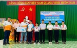 Các cấp Hội LHPN Vĩnh Long tặng học bổng, đồng phục cho học sinh dịp khai giảng