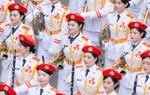 "Hậu phương" ấm áp của nữ điều dưỡng khoác quân phục diễu hành A80