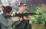 Đông đảo nữ du khách hào hứng trải nghiệm mô phỏng bắn súng tại Triển lãm thành tựu đất nước