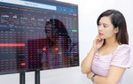 Chứng khoán "đỏ lửa" trước áp lực "chốt" lời
