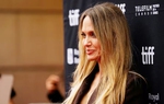 Angelina Jolie chia sẻ về tiền sử bệnh ung thư của gia đình trước buổi ra mắt phim "Couture"